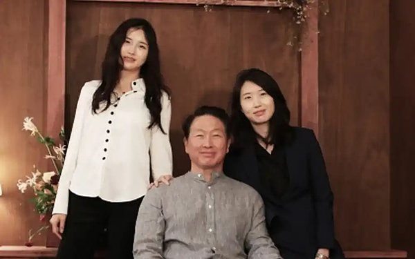 崔允贞（左）与崔泰源（中）和崔敏贞（右）