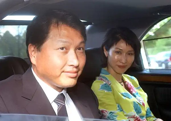 年轻时期的崔泰源与卢素英